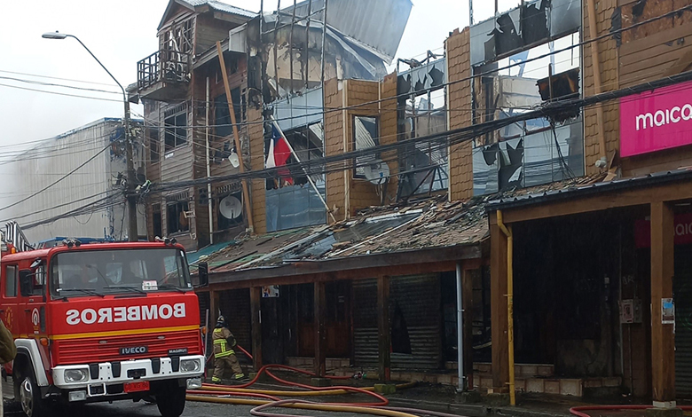 Locatarios luchan por recuperarse tras incendio en centro comercial