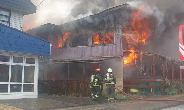 Incendio destruye tres inmuebles y afecta edificio municipal en Puqueldón