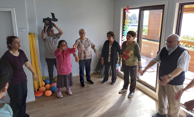 Adultos mayores participan activamente en talleres grupales en Chonchi