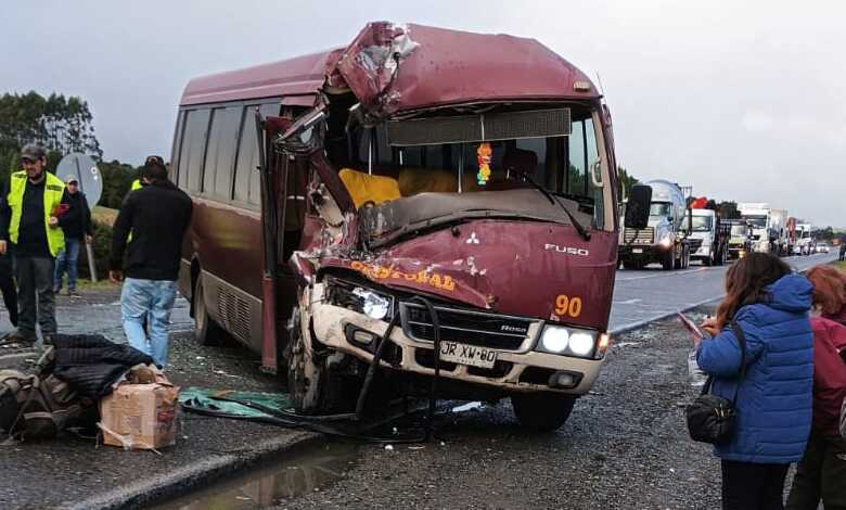 Ocho heridos en choque entre minibús y camión en Ruta 5 Sur