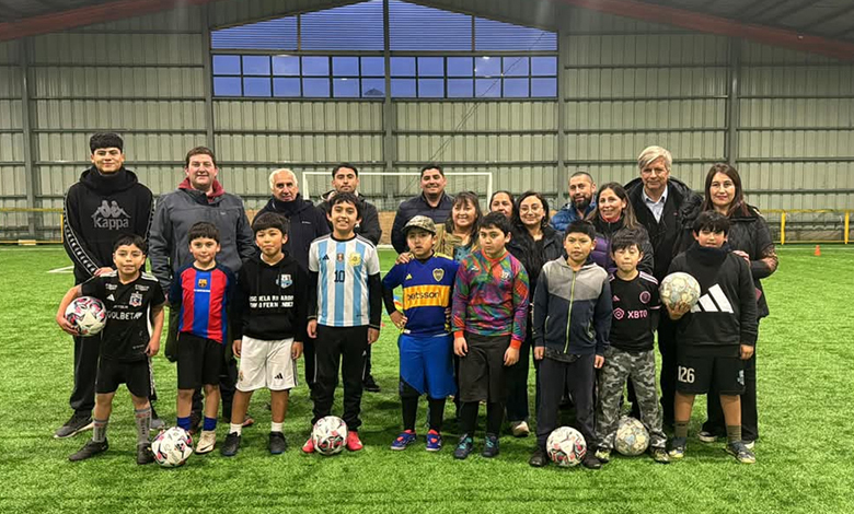 Harold Mayne-Nicholls conoce instalaciones deportivas en Curaco de Vélez