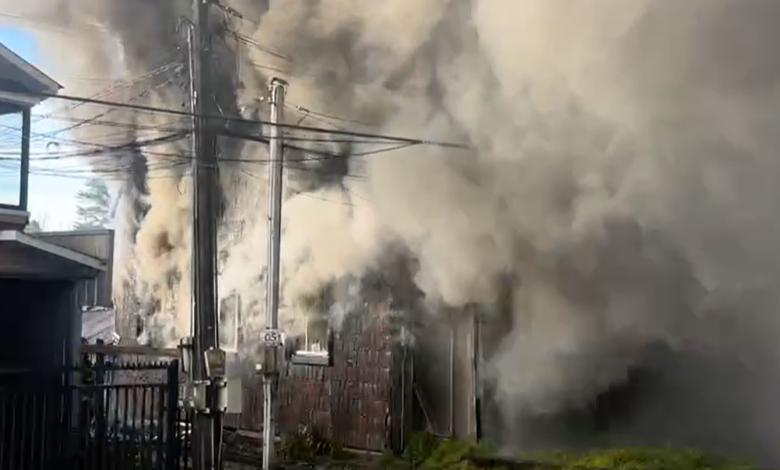 Violento incendio destruye vivienda en costanera de Quellón