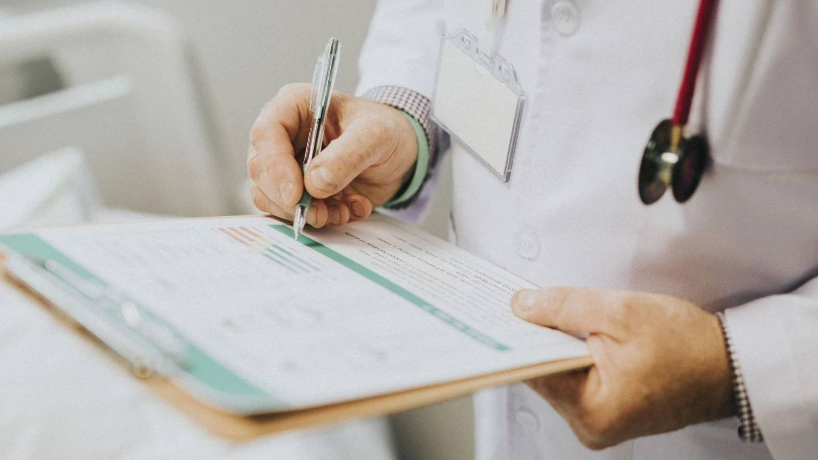 Funcionaria de educación viajó 13 veces con licencia médica