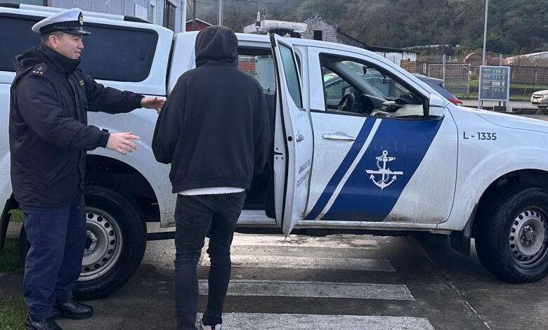 Nueve tripulantes sobreviven a hundimiento de barcaza en Queilen