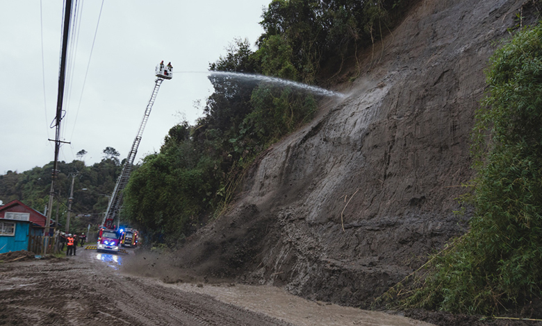 Bomberos ayudan en remoción controlada del cerro en Chinquihue