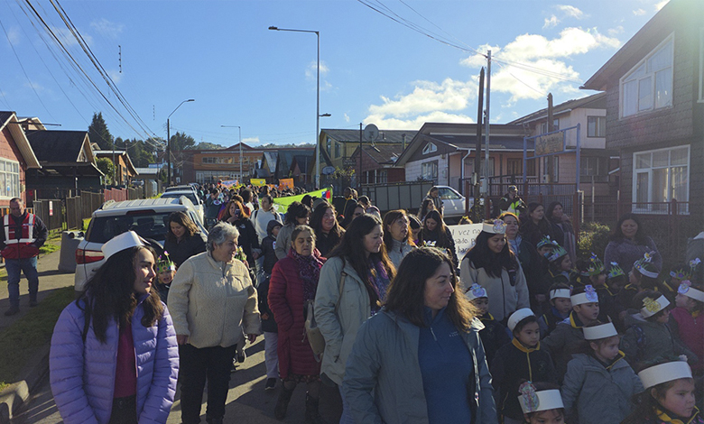 Comunidad escolar de Dalcahue protesta contra bolsas plásticas