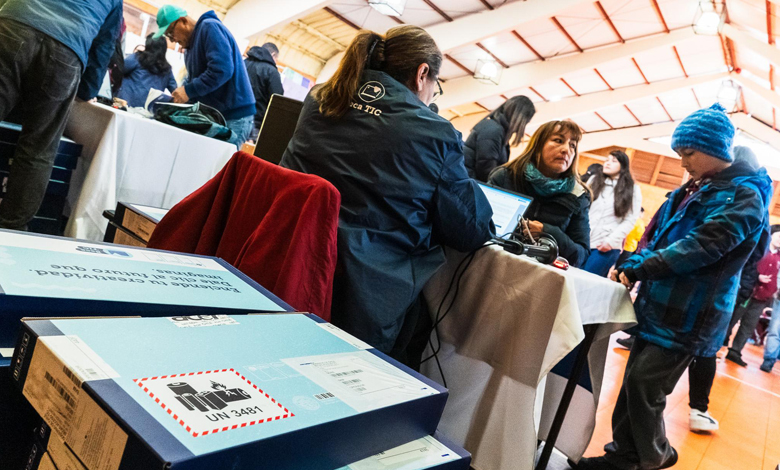 Entrega de computadores a estudiantes de la región por Junaeb