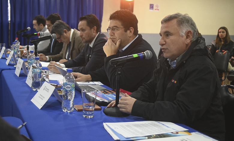 Alcalde de Chonchi en reunión del Plan Salmón en Puerto Montt