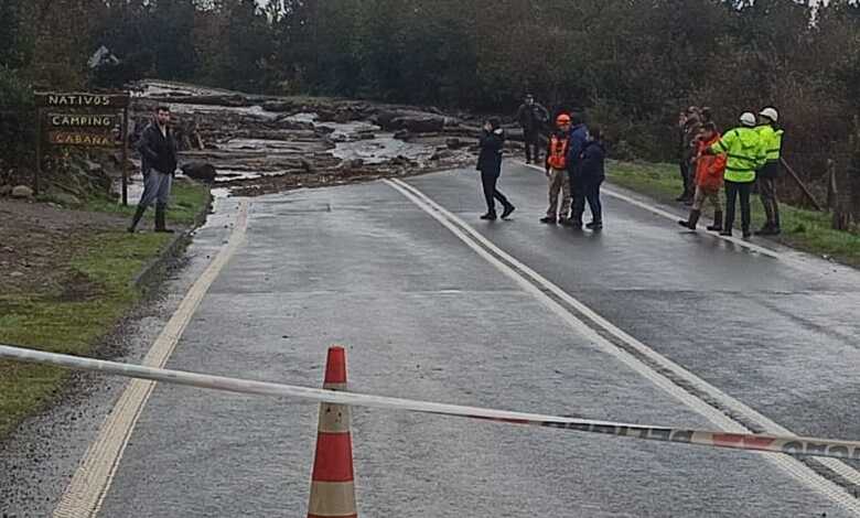 Derrumbe interrumpe conectividad en ruta costera de Puerto Montt