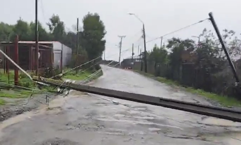 Camión daña postes y deja sin luz a familias en Ten Ten, Castro