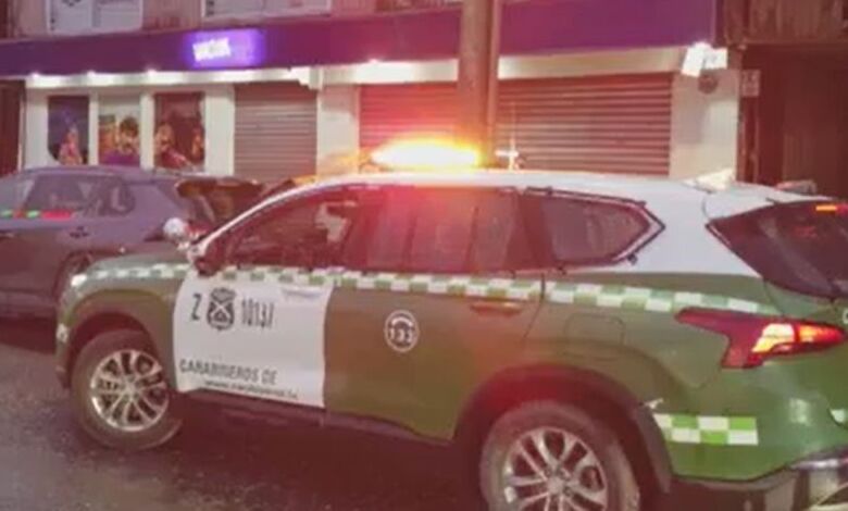 Investigan robo a sucursal de Wom en Castro