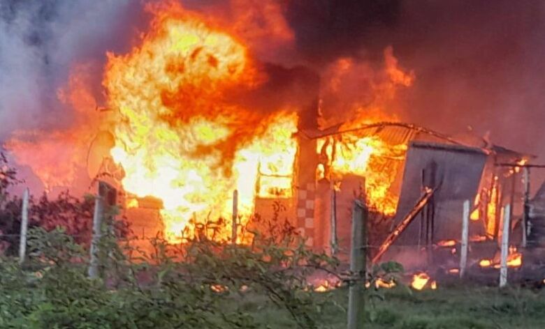 Incendio destruye vivienda en sector rural de Calbuco