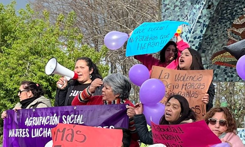 Protesta de mujeres contra carabinero por agresión en Castro