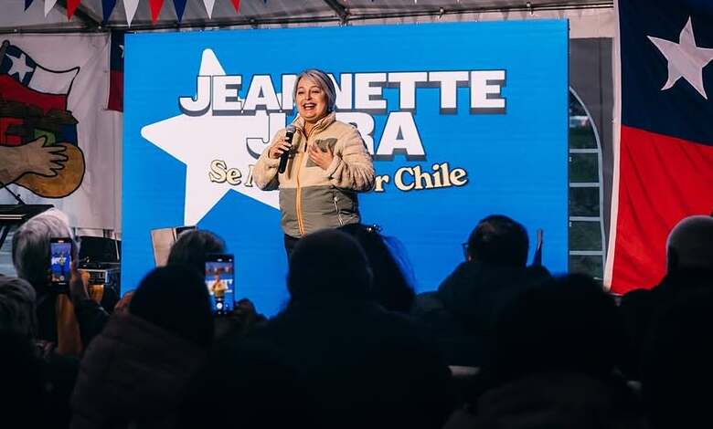 Candidata presidencial Jeannette Jara llega a Castro hoy