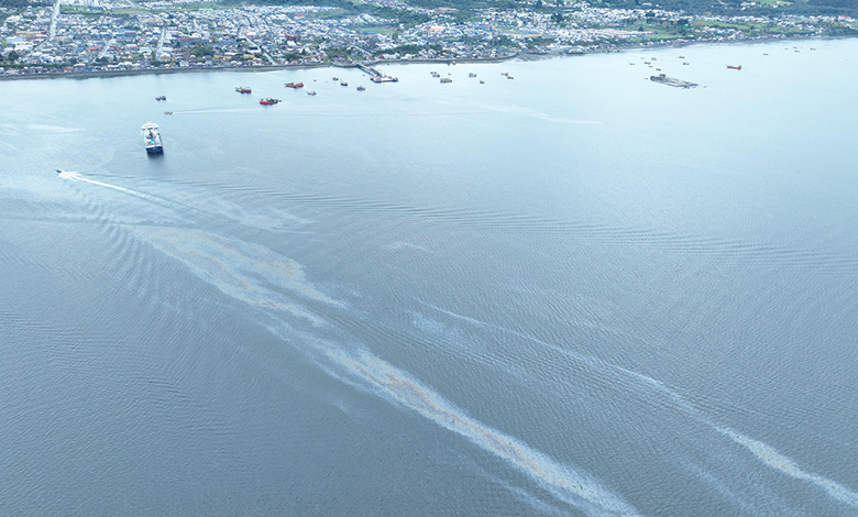 Investigación de la Autoridad Marítima sobre derrame de petróleo en bahía de Quellón